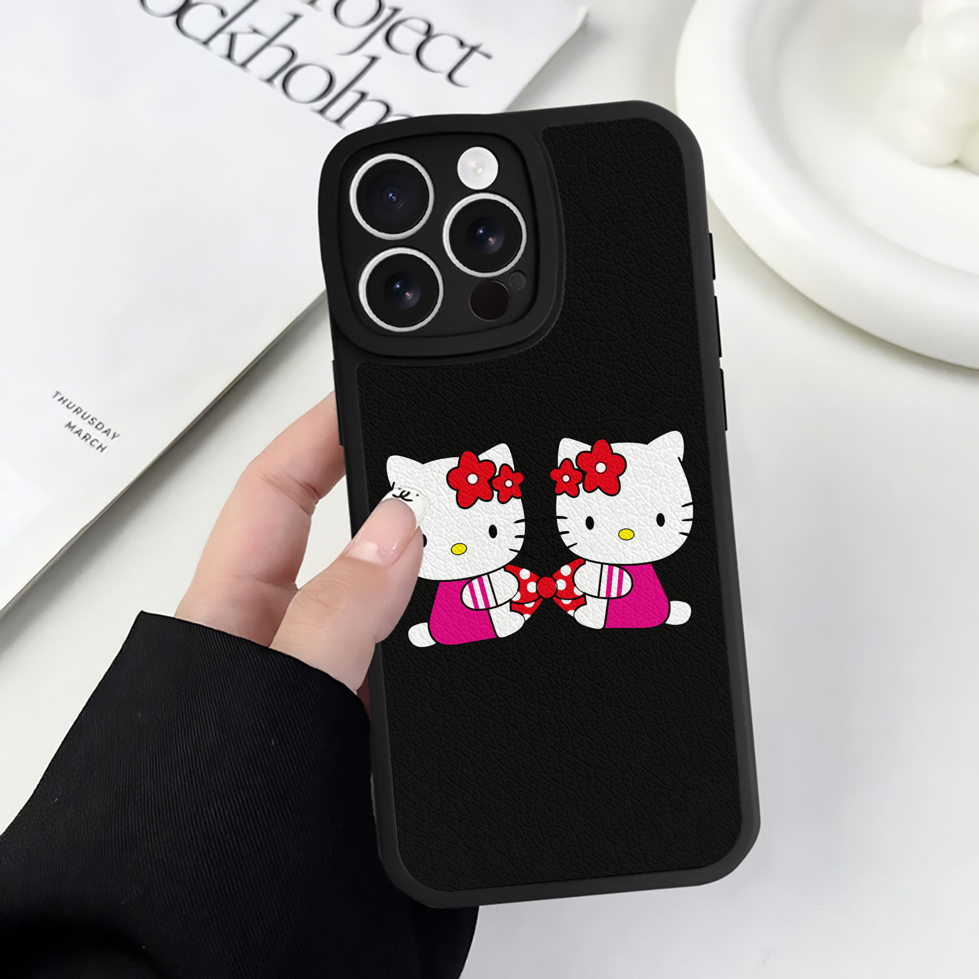 （画像用） Hello Kitty ハローキティ 【iPhone 16シリーズ対応】シリコンスマホケース（レザー調） 材質：シリコン